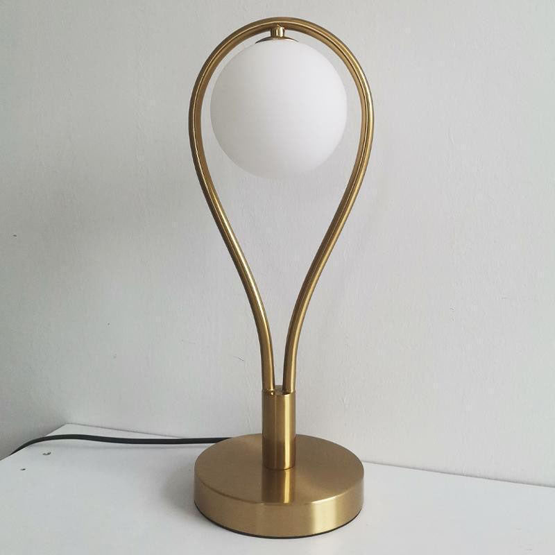Zeitgenössische kreative Schlägerform Eisen Kupfer Glas 1-Licht Tischlampe für das Schlafzimmer 