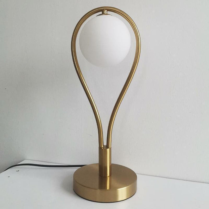 Zeitgenössische kreative Schlägerform Eisen Kupfer Glas 1-Licht Tischlampe für das Schlafzimmer 