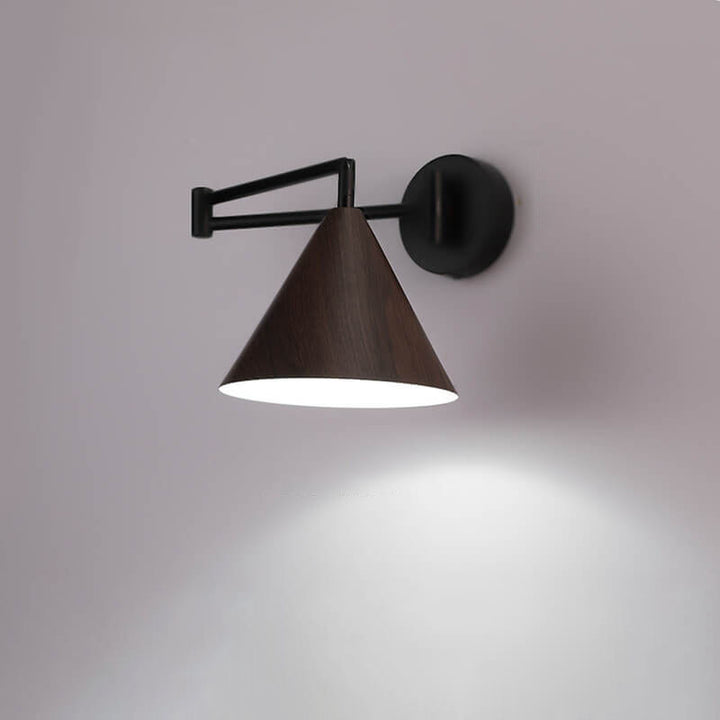 Moderne nordische 1-flammige Wandleuchte mit schwenkbarem Arm aus Eisen in Holzoptik in Kegelform fürs Schlafzimmer 