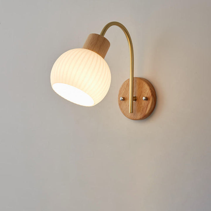 Zeitgenössische nordische 1-flammige Wandleuchte aus Acryl, Holz und Eisen mit Kugel- und Streifendesign für das Wohnzimmer 