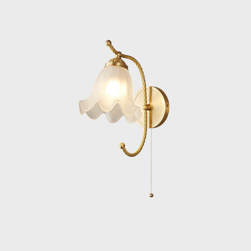 Applique murale Nordic Full Brass Glass Flower à 1 lumière 