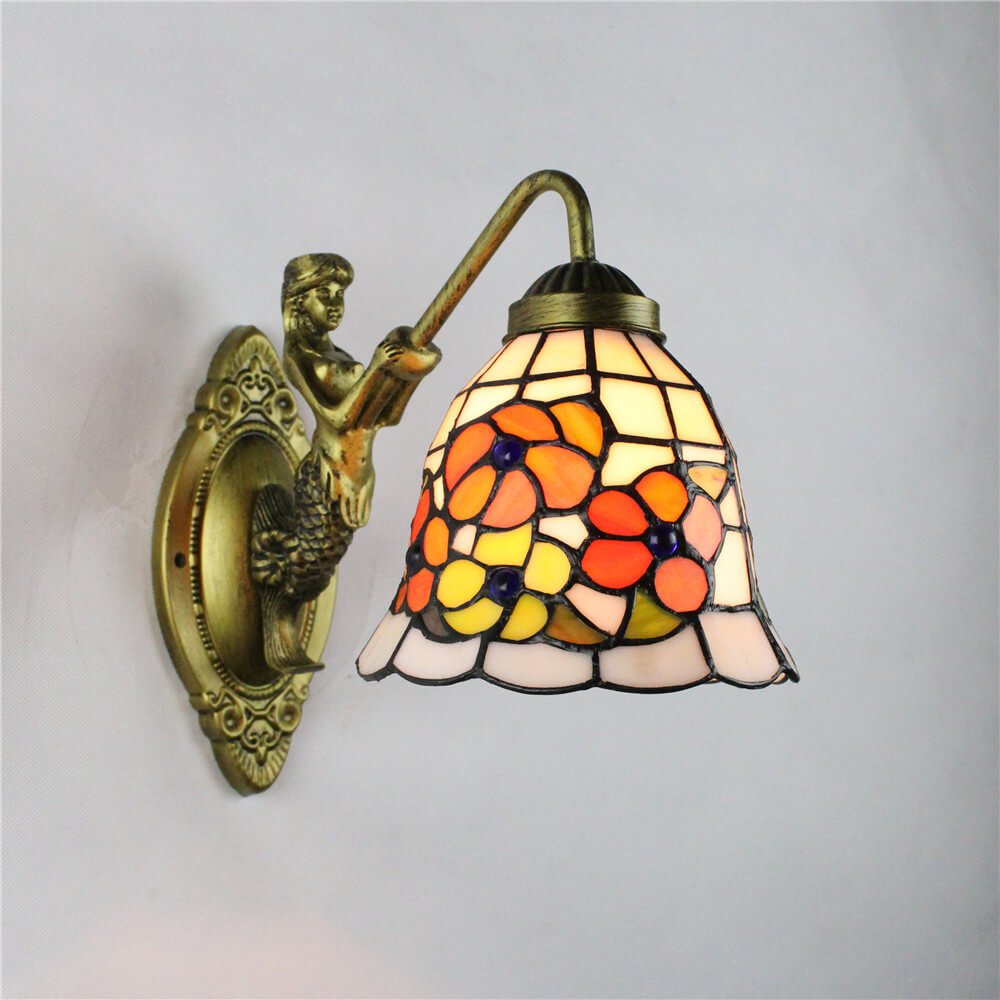 Vintage Tiffany Mediterrane Wandlampe mit einem konischen Buntglas-Licht 