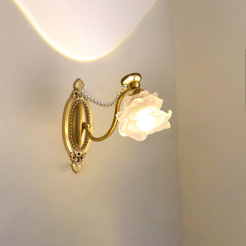 Traditionelle französische florale Messing-Glas-Wandleuchte mit 1 Licht für das Schlafzimmer 