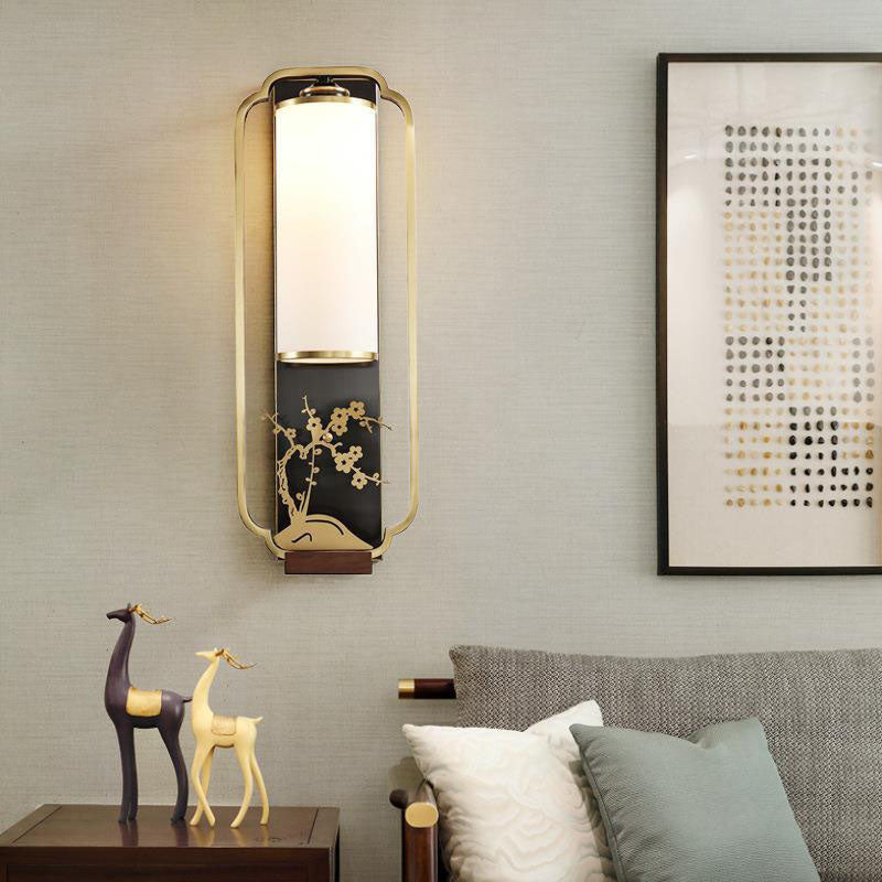 Traditionelle chinesische geschnitzte Kupferrahmen-Milchglas-Zylinder-Schirm 1-Licht-Wandleuchte für Wohnzimmer 
