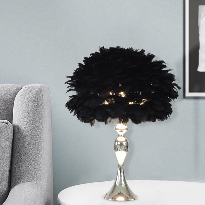 Moderner kreativer Tischlampe mit Federdesign, rundem Eisensockel und 1-flammig für das Schlafzimmer 