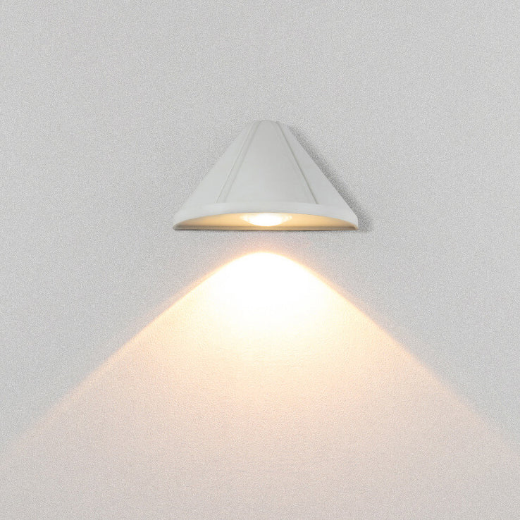 Lámpara de aplique de pared exterior LED moderna minimalista en forma de cono triangular impermeable de aluminio con lente esmerilada 