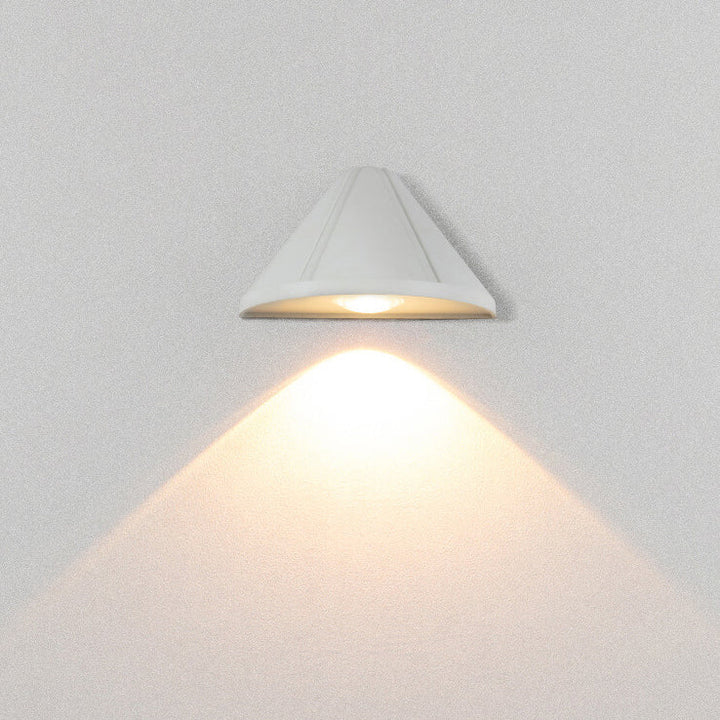Lámpara de aplique de pared exterior LED moderna minimalista en forma de cono triangular impermeable de aluminio con lente esmerilada 