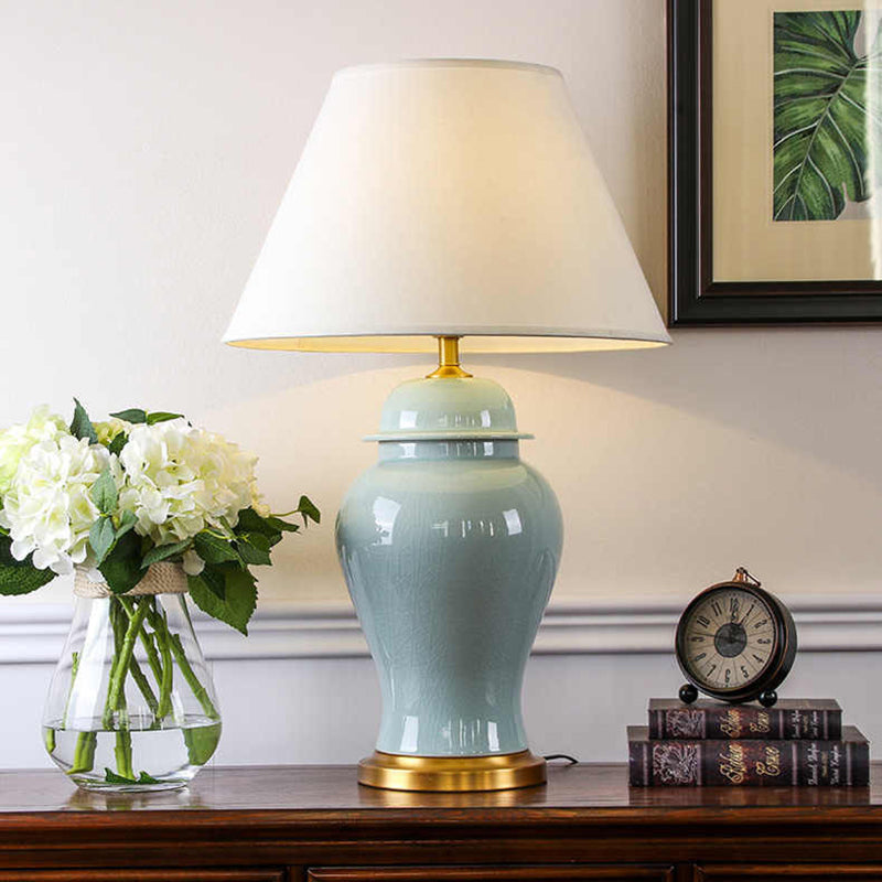 Traditionelle chinesische Tischlampe mit Stoffschirm und Keramikvase als Basis, 1 Licht, fürs Arbeitszimmer 