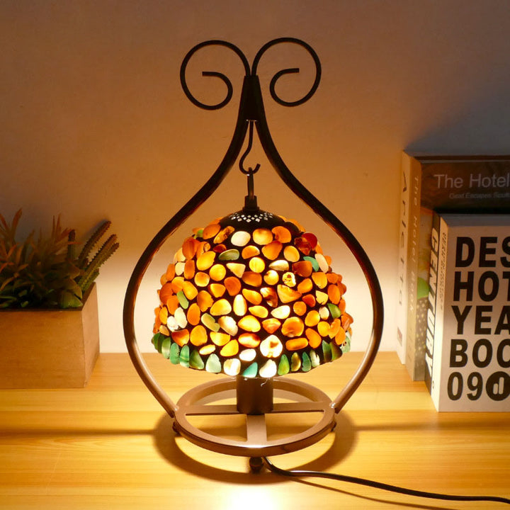 Tiffany-Tischlampe im traditionellen europäischen Stil mit herzförmigem Buntglas und Eisen, 1-flammig, für das Schlafzimmer 
