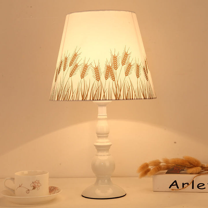 Lámpara de mesa de 1 luz con base de hierro y tela floral simple y moderna 