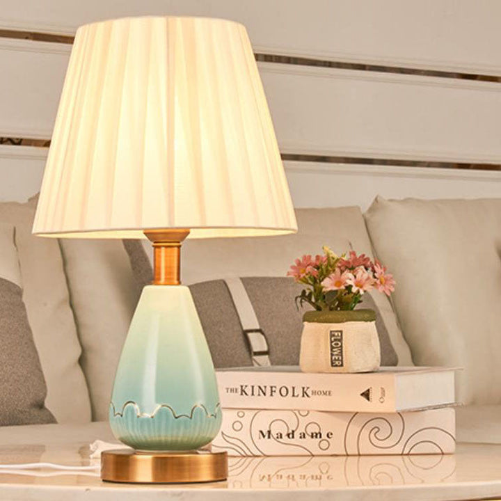 Traditionelle 1-flammige Tischlampe mit konischem Stoffschirm, Metallgestell und Keramiksockel für Wohnzimmer & Schlafzimmer 