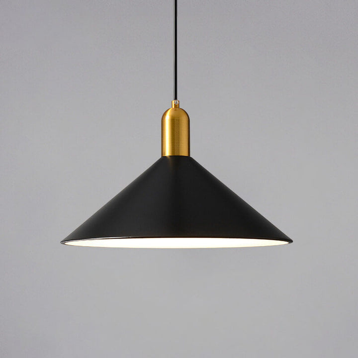 Moderne minimalistische Pendelleuchte aus Eisen mit dreieckigem Kegelschirm, 1-flammig, für das Wohnzimmer 