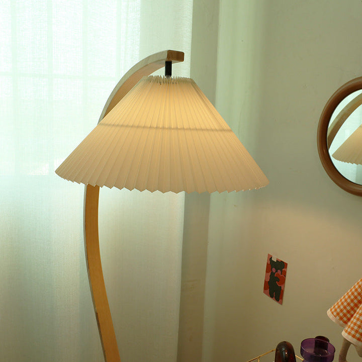 Lámpara de pie de 1 luz con pantalla de tela cónica plisada japonesa tradicional y poste de madera arqueado para el hogar u oficina 