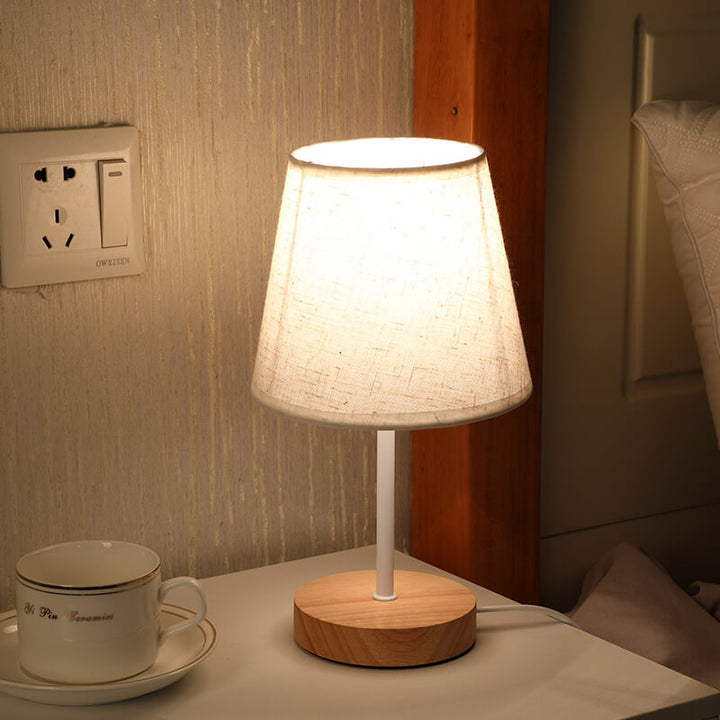 Zeitgenössische LED-Tischlampe mit Stoffkegel aus Massivholz im nordischen Stil für Wohn- und Schlafzimmer 