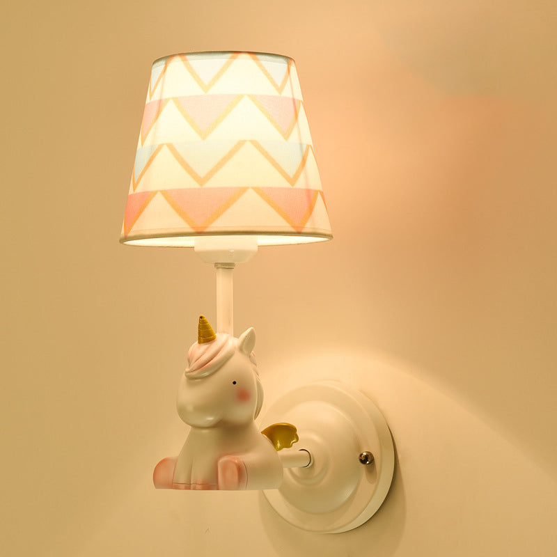 Zeitgenössische kreative Cartoon Harz Einhorn Stoff Schatten 1-Licht Kinder Wandleuchte Lampe für Schlafzimmer 