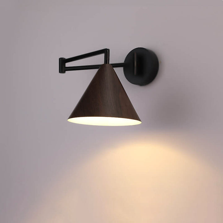 Moderne nordische 1-flammige Wandleuchte mit schwenkbarem Arm aus Eisen in Holzoptik in Kegelform fürs Schlafzimmer 