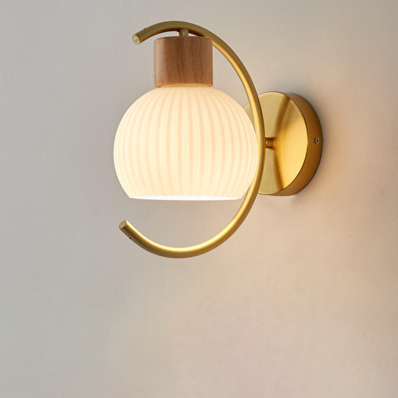Zeitgenössische nordische 1-flammige Wandleuchte aus Acryl, Holz und Eisen mit Kugel- und Streifendesign für das Wohnzimmer 