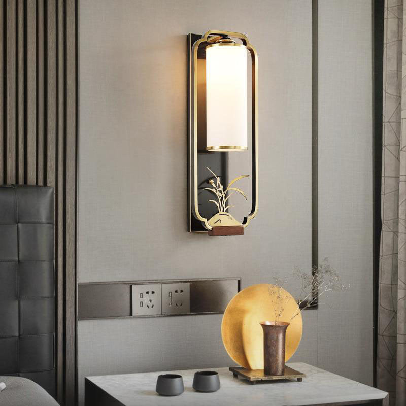 Traditionelle chinesische geschnitzte Kupferrahmen-Milchglas-Zylinder-Schirm 1-Licht-Wandleuchte für Wohnzimmer 