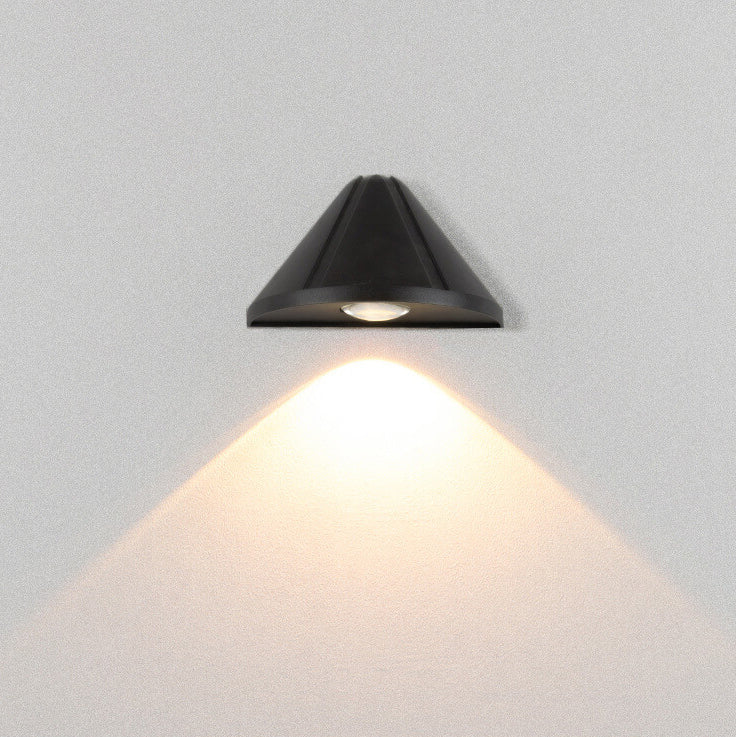 Lámpara de aplique de pared exterior LED moderna minimalista en forma de cono triangular impermeable de aluminio con lente esmerilada 