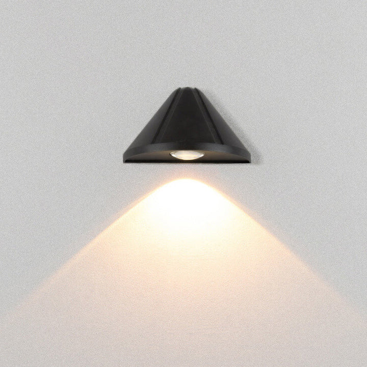 Lámpara de aplique de pared exterior LED moderna minimalista en forma de cono triangular impermeable de aluminio con lente esmerilada 
