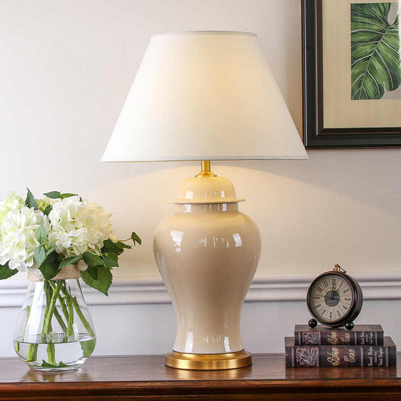 Traditionelle chinesische Tischlampe mit Stoffschirm und Keramikvase als Basis, 1 Licht, fürs Arbeitszimmer 