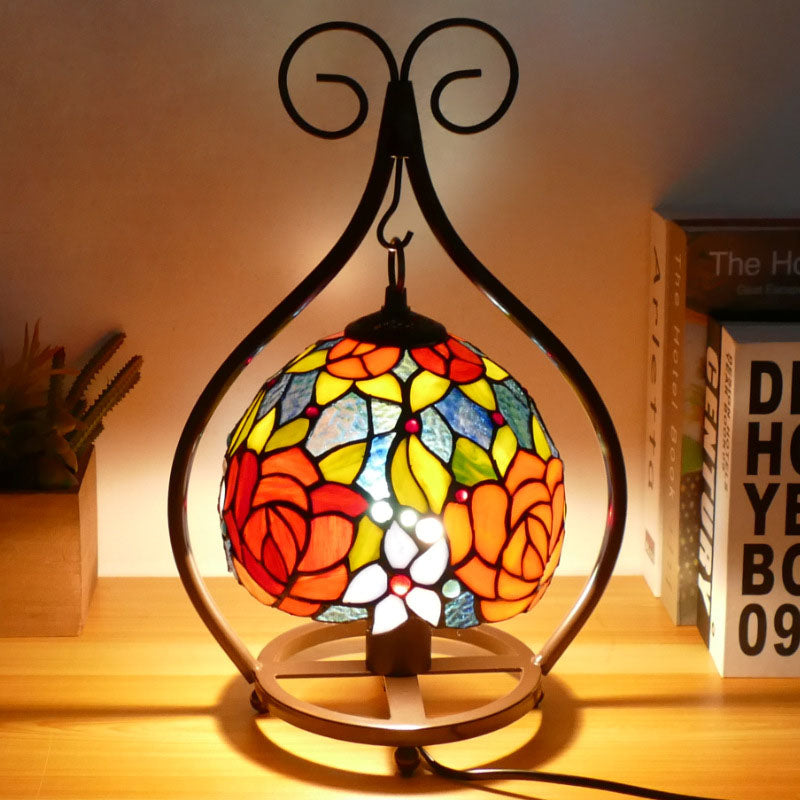Tiffany-Tischlampe im traditionellen europäischen Stil mit herzförmigem Buntglas und Eisen, 1-flammig, für das Schlafzimmer 