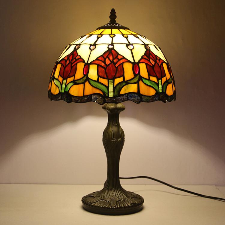 Lámpara de mesa de vidrio teñido Tiffany decorativa europea de 1 luz 