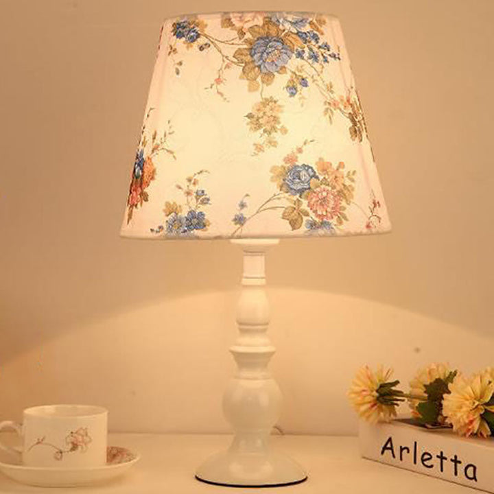Lámpara de mesa de 1 luz con base de hierro y tela floral simple y moderna 