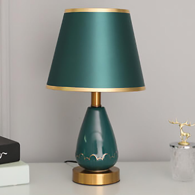 Lámpara de mesa de 1 luz con base de jarrón minimalista moderno redonda trapezoidal de cerámica, metal y tela para dormitorio 