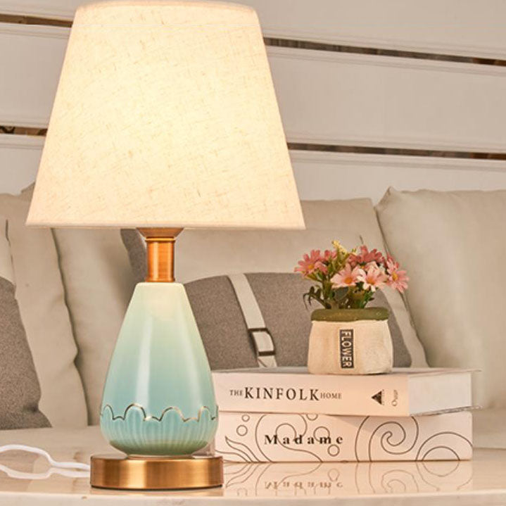 Traditionelle 1-flammige Tischlampe mit konischem Stoffschirm, Metallgestell und Keramiksockel für Wohnzimmer &amp; Schlafzimmer 