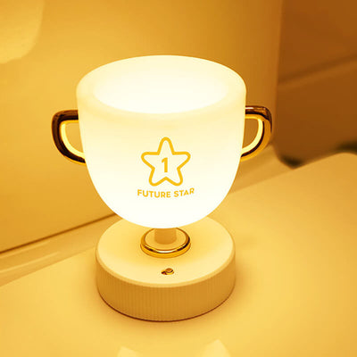 Kreative Trophäenbecher LED Nachtlicht USB Tischlampe 