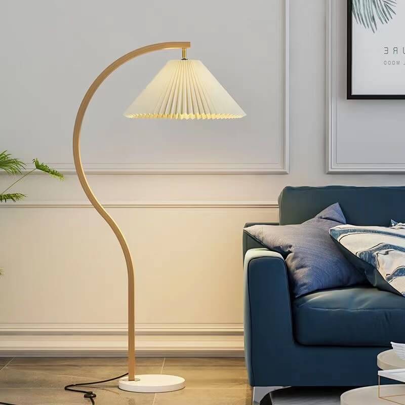 Moderner minimalistischer, plissierter, gebogener Stoff-, Eisen- und Marmor-1-Licht-Stehlampe für das Wohnzimmer 