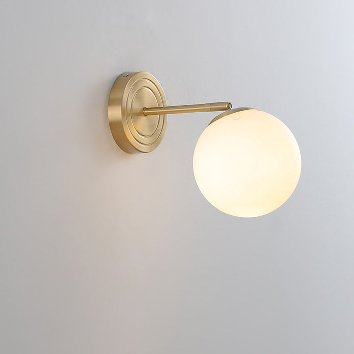 Aplique de pared de 1 luz con esfera de vidrio de lujo moderno y base de cobre para dormitorio 