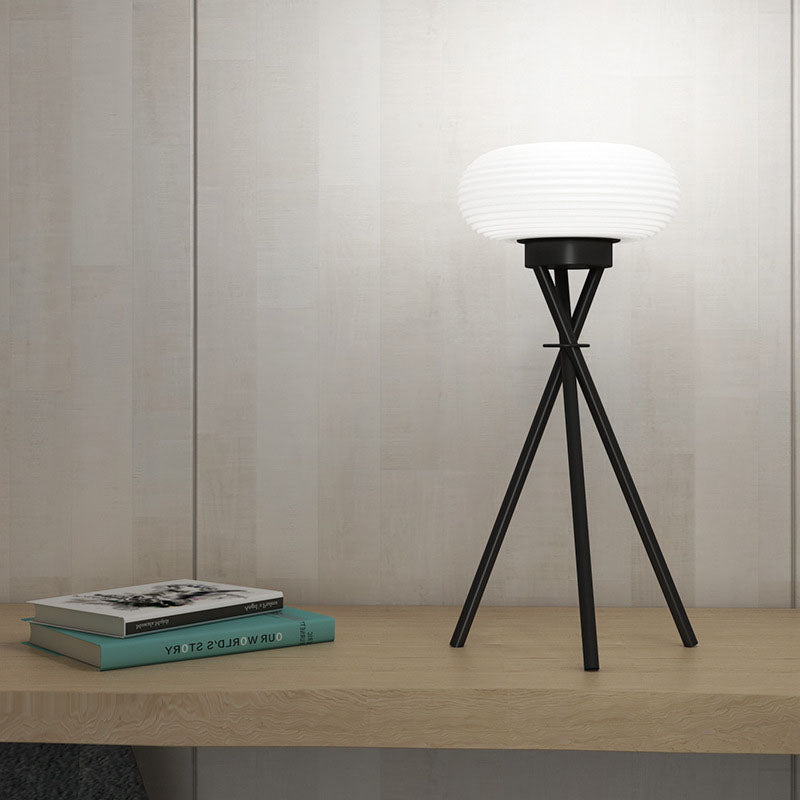 Moderne minimalistische runde Stativ-Eisen-Acryl-LED-Tischlampe für das Schlafzimmer 