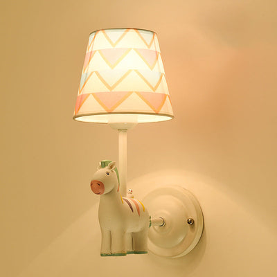 Zeitgenössische kreative Cartoon Harz Einhorn Stoff Schatten 1-Licht Kinder Wandleuchte Lampe für Schlafzimmer 