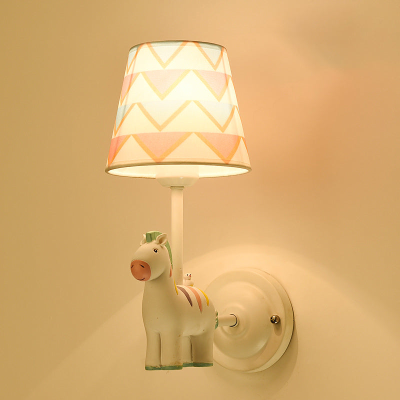 Zeitgenössische kreative Cartoon Harz Einhorn Stoff Schatten 1-Licht Kinder Wandleuchte Lampe für Schlafzimmer 