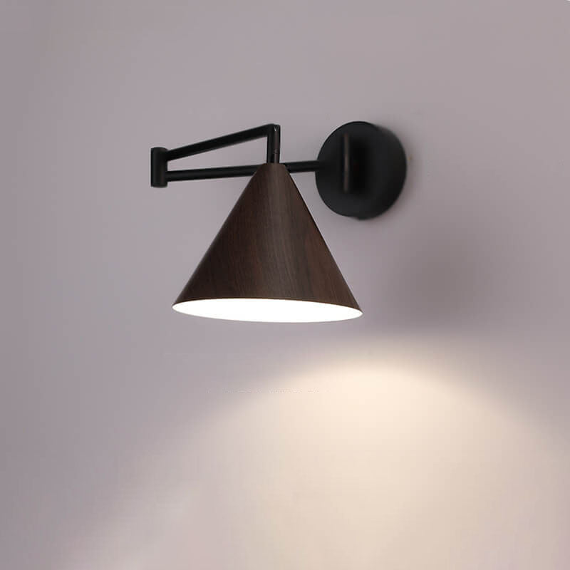 Moderne nordische 1-flammige Wandleuchte mit schwenkbarem Arm aus Eisen in Holzoptik in Kegelform fürs Schlafzimmer 