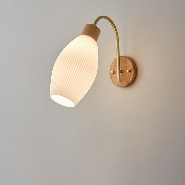 Zeitgenössische nordische 1-flammige Wandleuchte aus Acryl, Holz und Eisen mit Kugel- und Streifendesign für das Wohnzimmer 