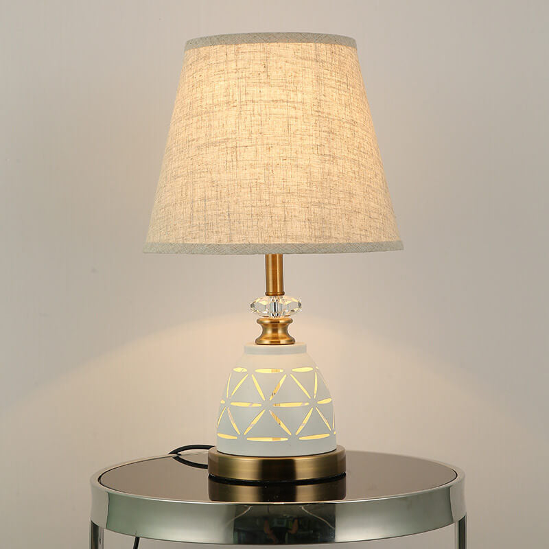 Moderne minimalistische Tischlampe aus Stoff mit einfarbiger Hardware und 1 Licht 