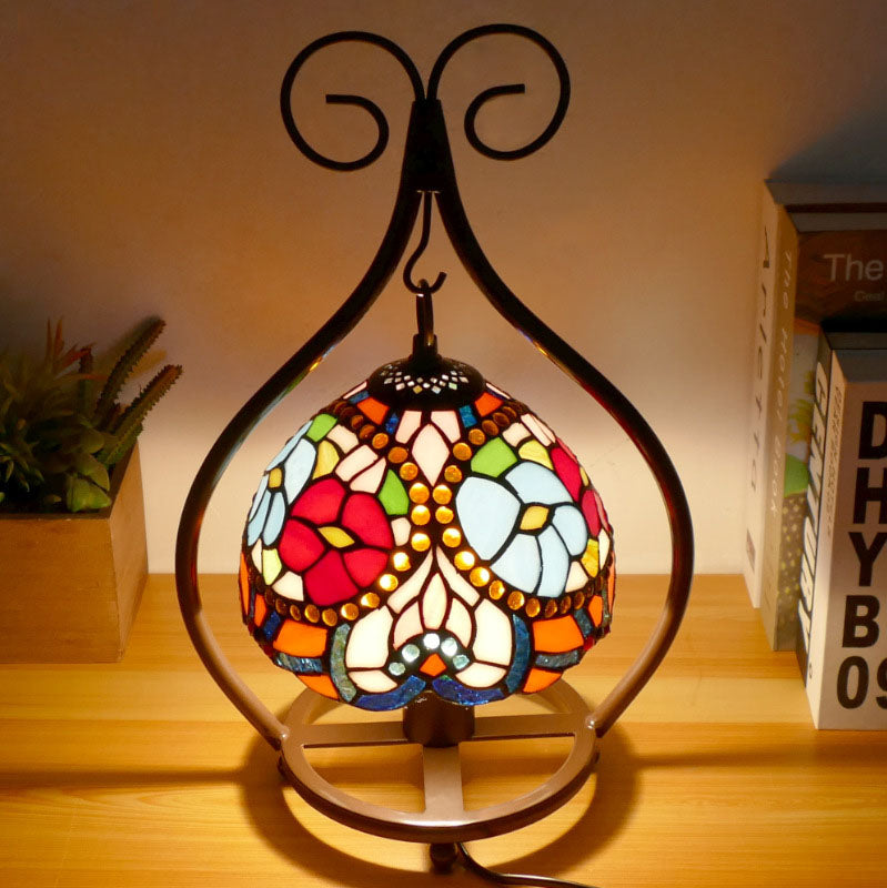 Tiffany-Tischlampe im traditionellen europäischen Stil mit herzförmigem Buntglas und Eisen, 1-flammig, für das Schlafzimmer 