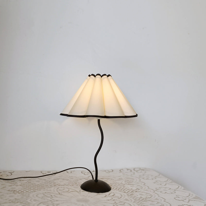Lampe de table moderne à 1 lumière en forme de fleur de pétale 
