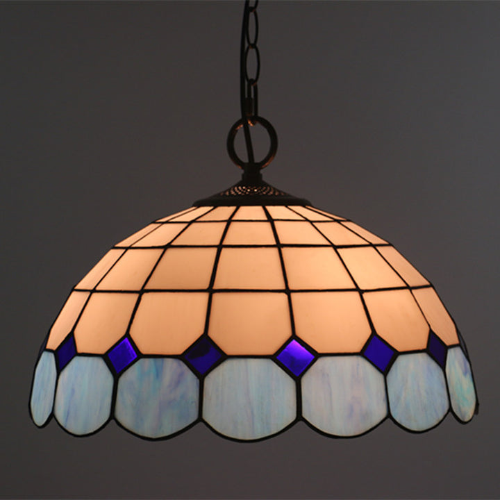 Traditionelle 3-flammige Tiffany-Pendelleuchte mit Eisenkuppel und Buntglas in Edelsteinoptik für das Wohnzimmer 