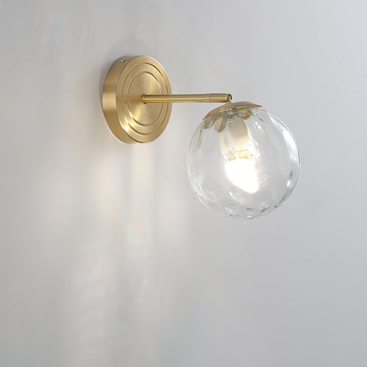 Aplique de pared de 1 luz con esfera de vidrio de lujo moderno y base de cobre para dormitorio 