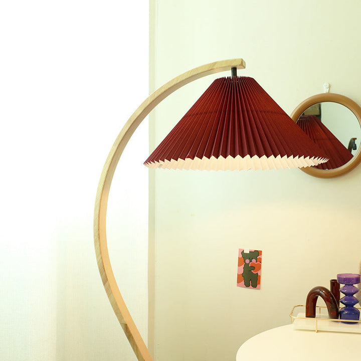 Lámpara de pie de 1 luz con pantalla de tela cónica plisada japonesa tradicional y poste de madera arqueado para el hogar u oficina 