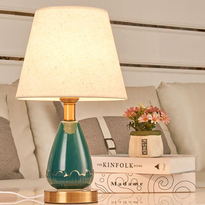 Traditionelle 1-flammige Tischlampe mit konischem Stoffschirm, Metallgestell und Keramiksockel für Wohnzimmer &amp; Schlafzimmer 