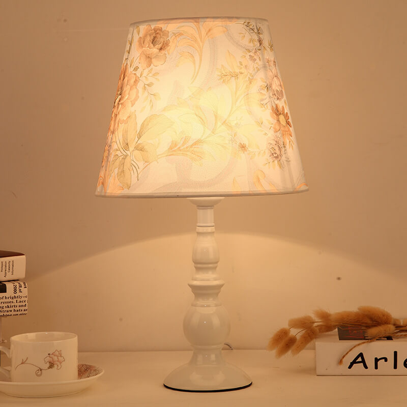 Moderner einfacher Blumenstoff Eisenvasensockel 1-Licht Tischlampe 