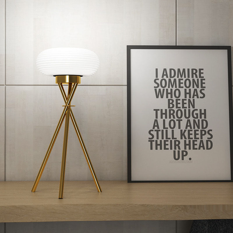 Moderne minimalistische runde Stativ-Eisen-Acryl-LED-Tischlampe für das Schlafzimmer 