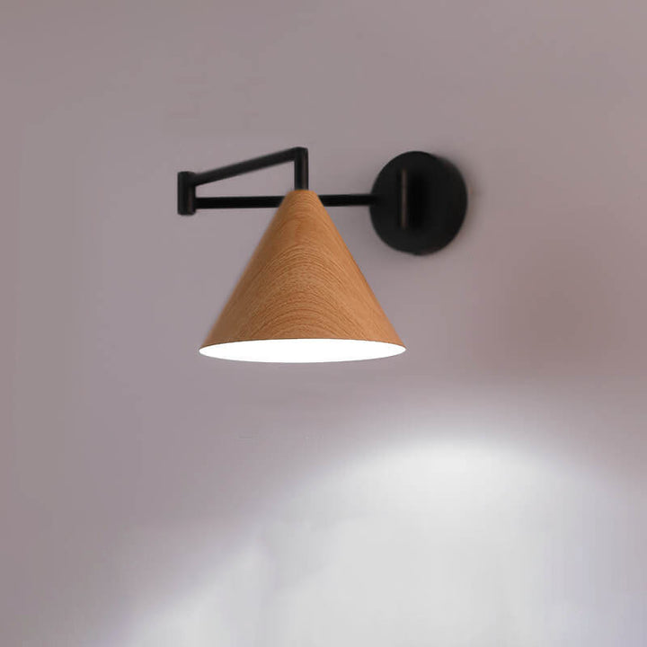 Moderne nordische 1-flammige Wandleuchte mit schwenkbarem Arm aus Eisen in Holzoptik in Kegelform fürs Schlafzimmer 