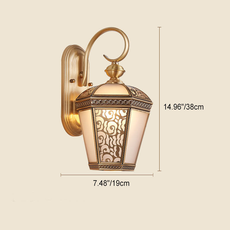 مصباح الجدار الخارجي ذو الضوء الواحد بتصميم سداسي حديث أوروبي من النحاس والزجاج المقاوم للماء 