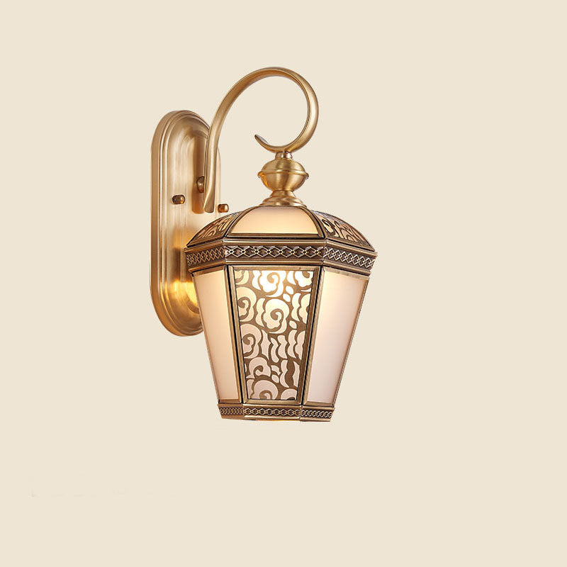 مصباح الجدار الخارجي ذو الضوء الواحد بتصميم سداسي حديث أوروبي من النحاس والزجاج المقاوم للماء 